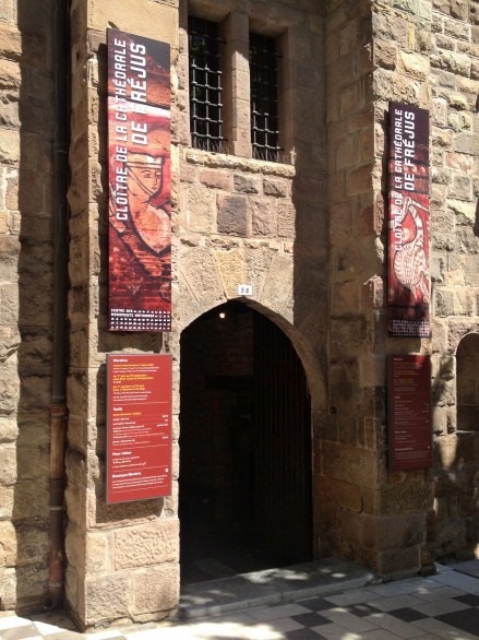 Tout pour plaire - mobilier - signalétique - kakemono - bannière - catédrale de Fréjus - centre des monuments nationaux